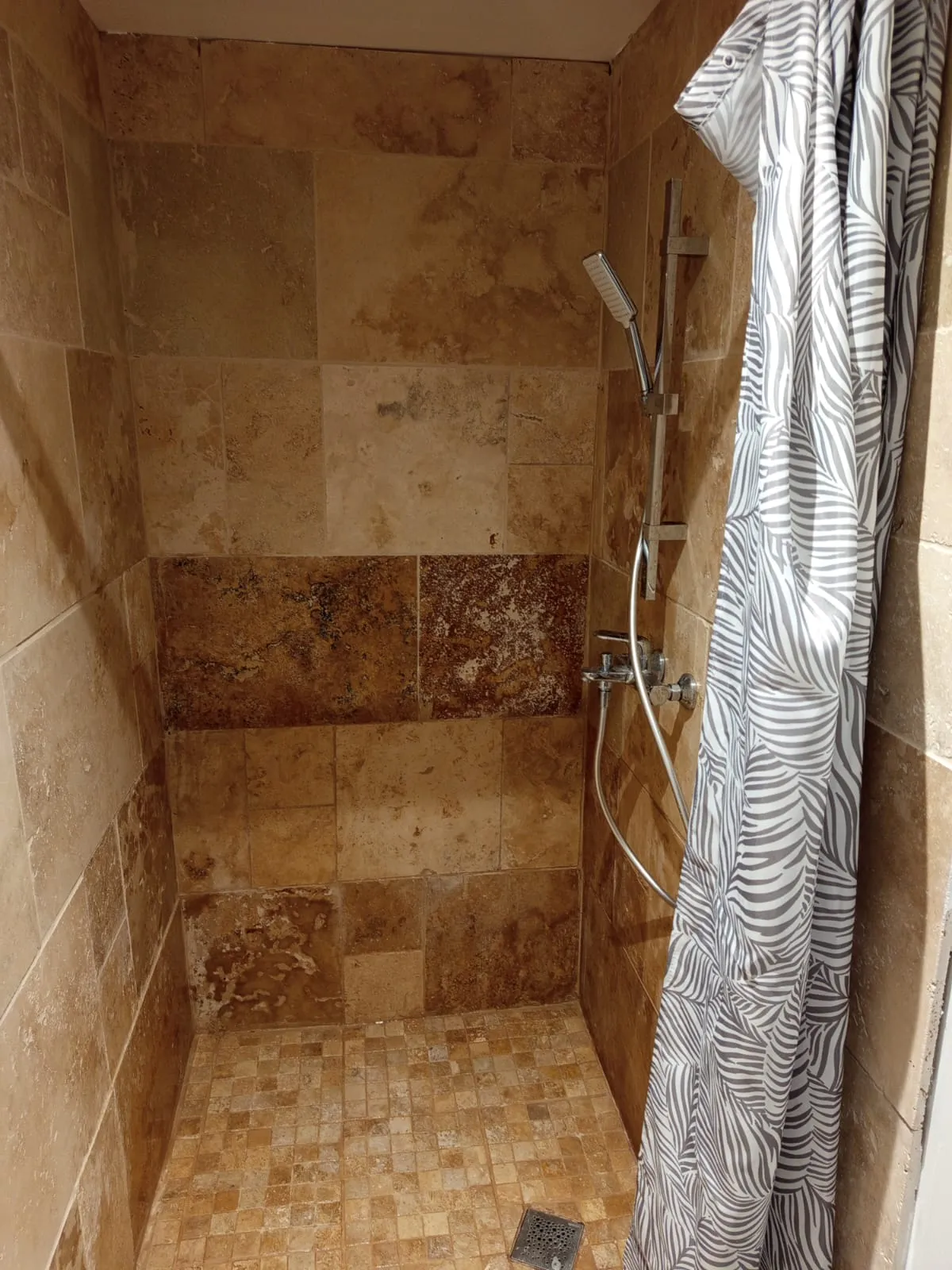 Douche rénovée avec faïence effet pierre naturelle à Bordeaux