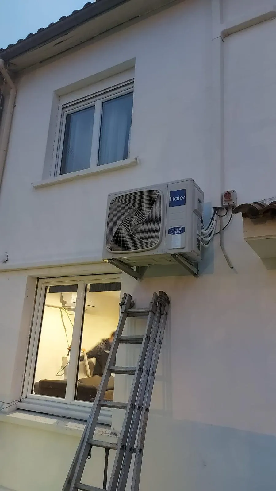 Installation d’un groupe extérieur de climatisation Haier en façade à Bordeaux